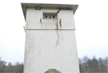 Trafoturm in Holsthum mit neu positioniertem Schleiereulennistkasten (Foto: Markus Thies, NABU Südeifel)
